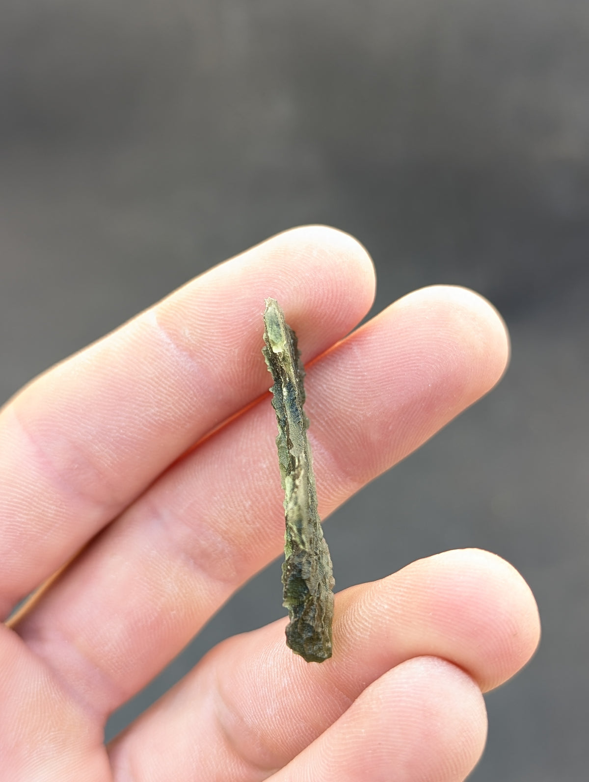 Bohemian Moldavite – Dobrkovská Lhotka | 4.16 g | Apple Green Ringing Specimen