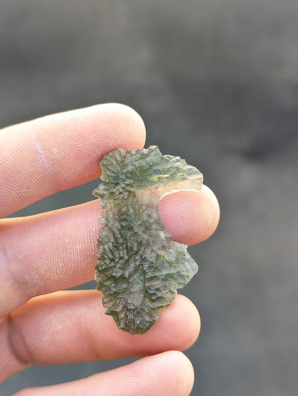 Bohemian Moldavite – Dobrkovská Lhotka | 4.16 g | Apple Green Ringing Specimen