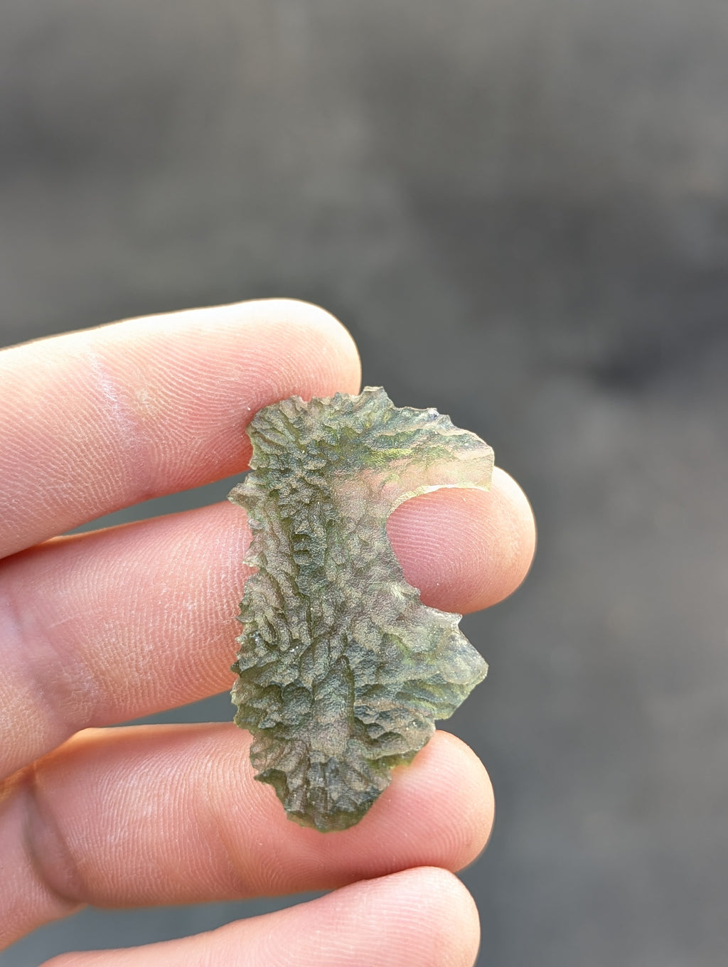 Bohemian Moldavite – Dobrkovská Lhotka | 4.16 g | Apple Green Ringing Specimen